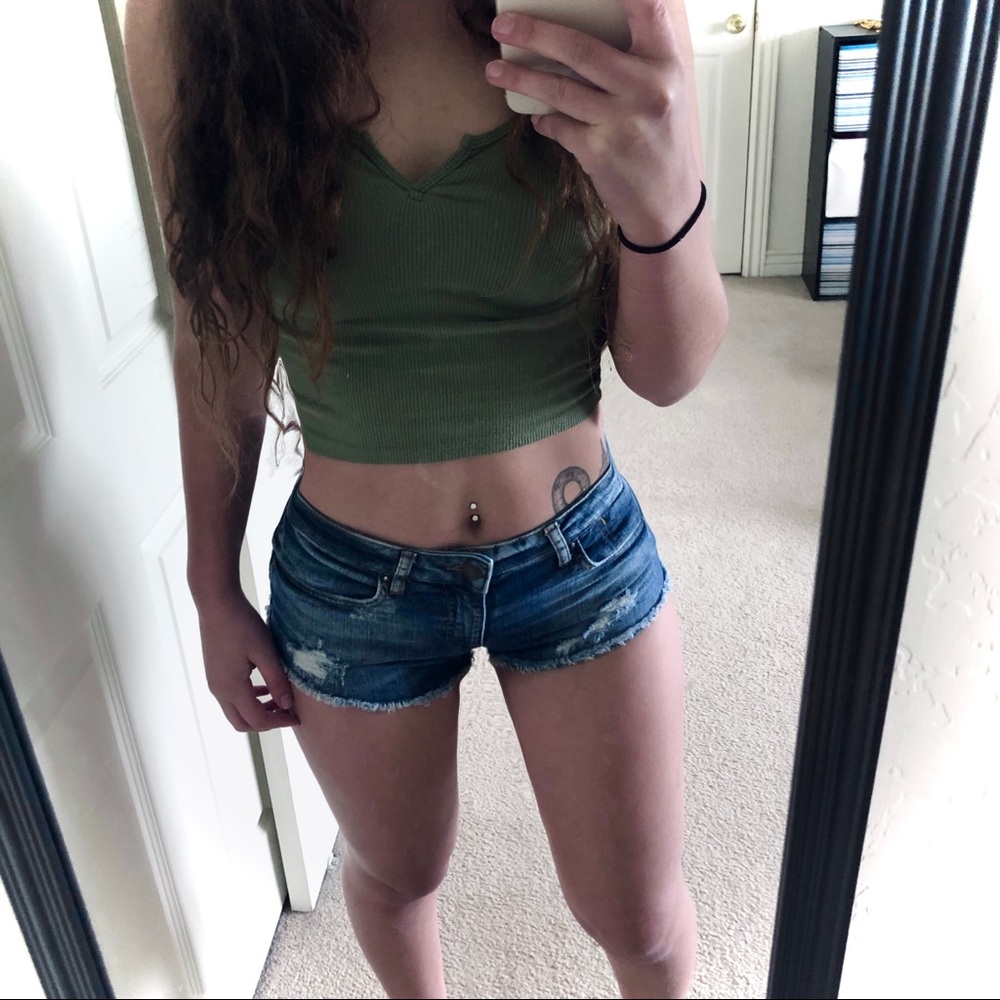 FOREVER 21 DISTRESSED JEAN SHORTS
